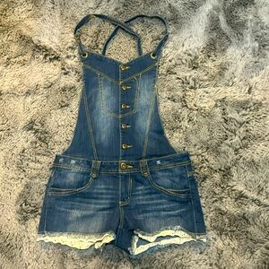 Adjustable overall denim shorts